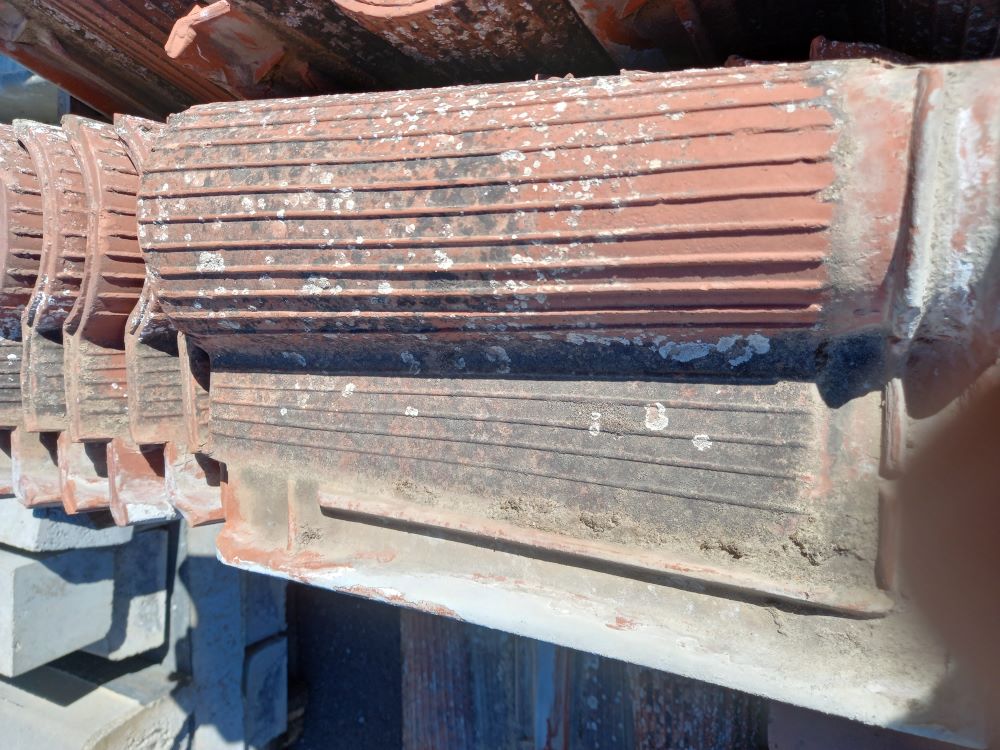 Tuile romane rouge à stries moyennes