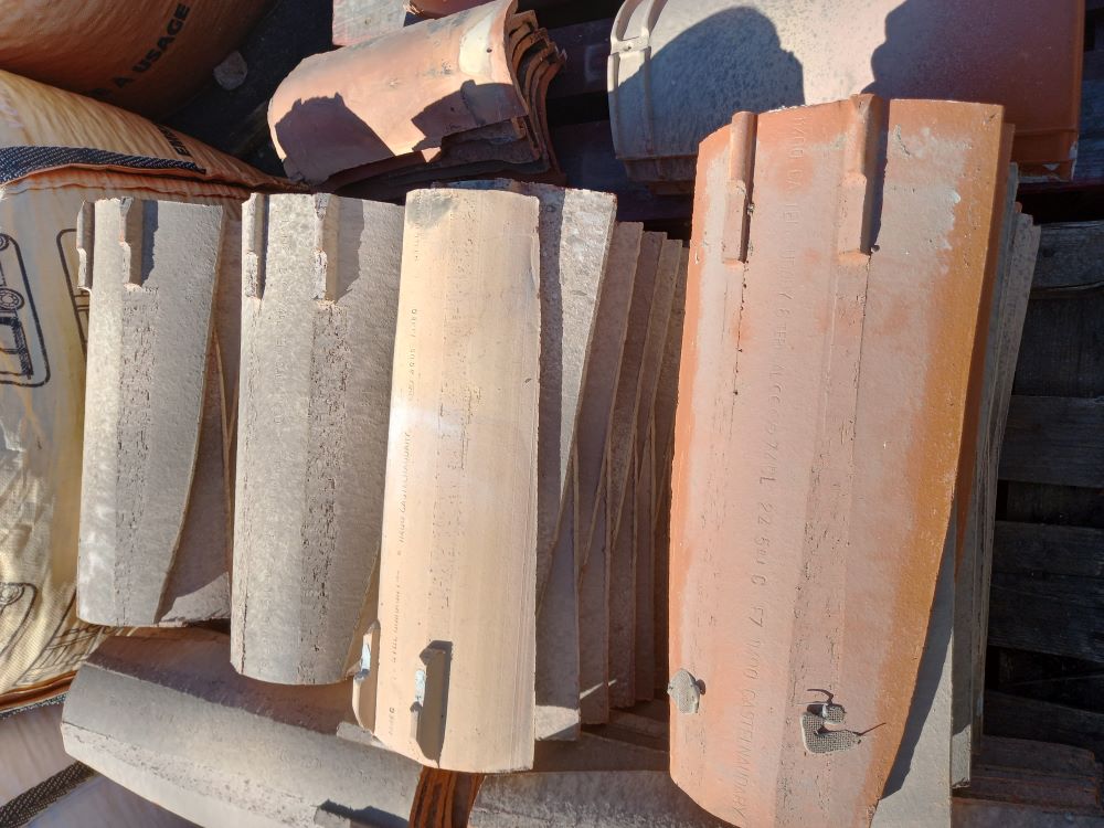 Tuile canal de courant à talon